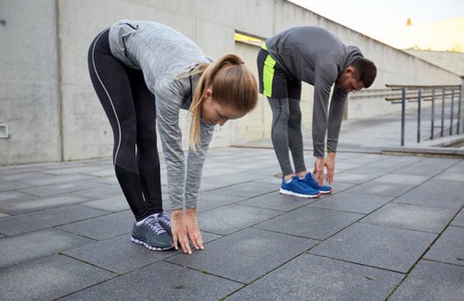 Étirement des chaînes musculaires et travail de mobilité Étirement des chaînes musculaires guidé par un coach sportif