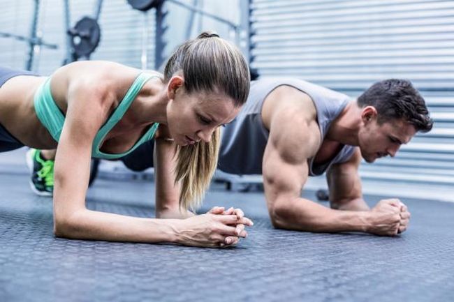 Gainage des abdominaux et renforcement du tronc Gainage des abdominaux encadré par un coach sportif