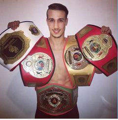 Walid – Coach sportif et boxeur professionnel à Paris Walid, coach sportif et boxeur professionnel à Paris