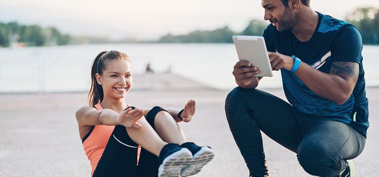 Coaching sportif personnalisé entre un coach et une cadre dirigeante, adapté à ses contraintes professionnelles.