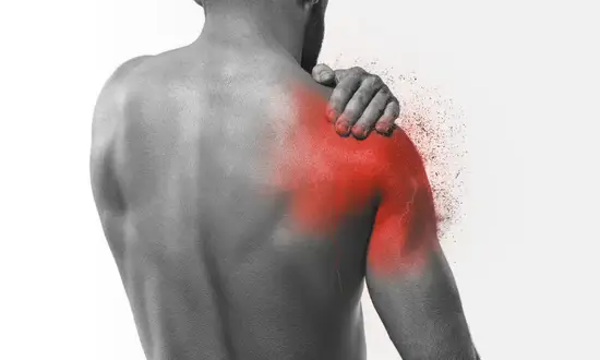 Douleurs épaule ceinture scapulaire : causes et solutions