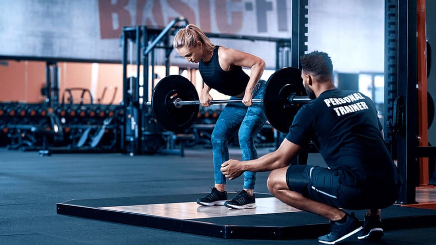 coach sportif à Paris accompagnant une séance de musculation personnalisée