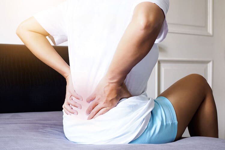 Femme souffrant d’une douleur lombaire dans le bas du dos