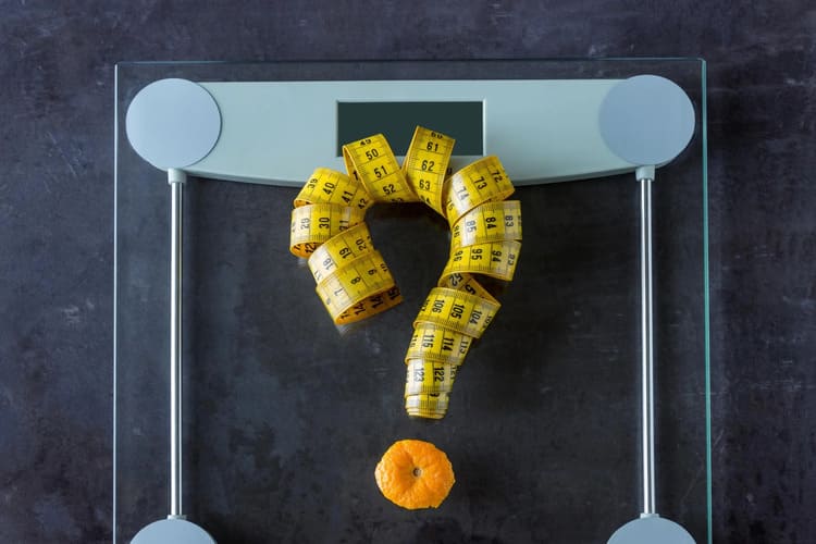 Poids de forme et santé articulaire : balance et mètre ruban symbolisant la recherche du poids idéal pour les articulations