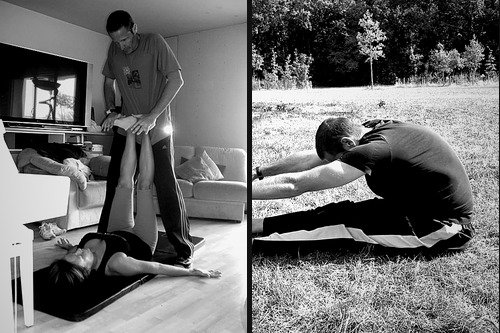 Coach sportif à Paris accompagnant un client senior lors d'un exercice de gainage sécurisé