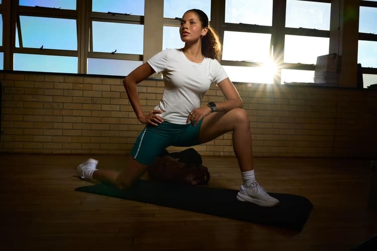 Sport et cycle menstruel : femme réalisant un exercice de fente avec énergie
